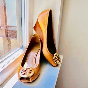 Tory Burch tan peep toe heels w/ gold medallion